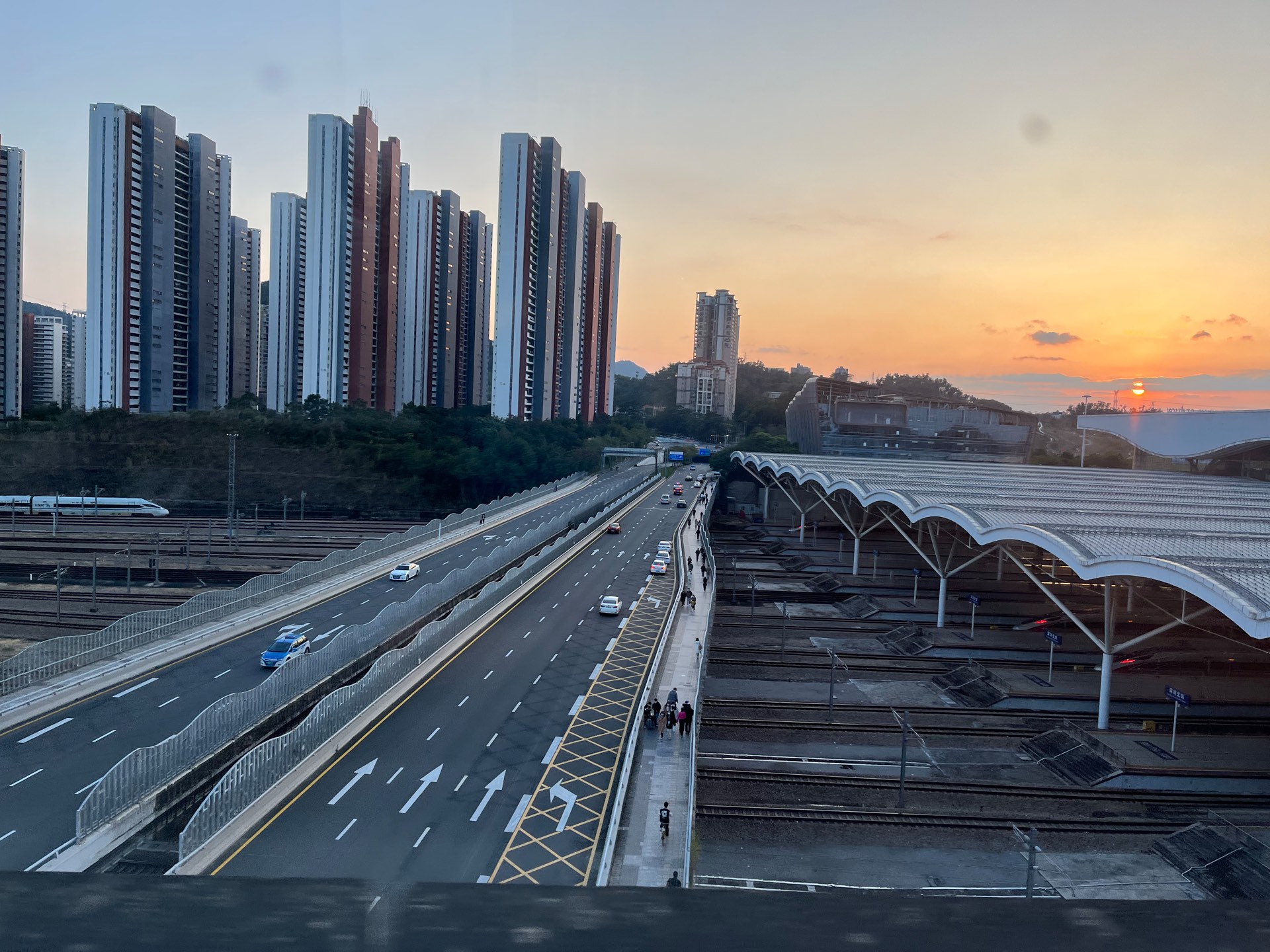 2月，地铁6号线上看到的深圳北站日落