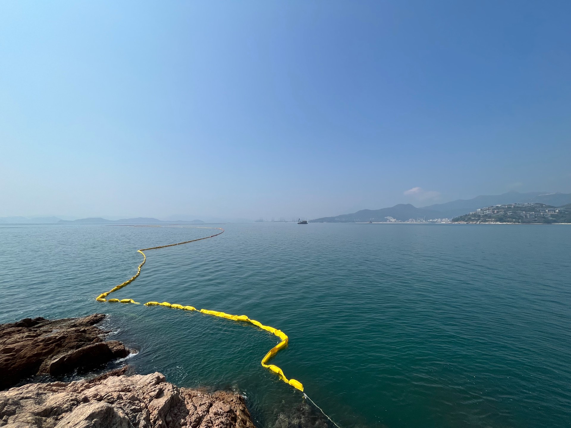 3月，盐田的海面上被拉上了黄色的围栏，据说是为了防止香港偷渡。