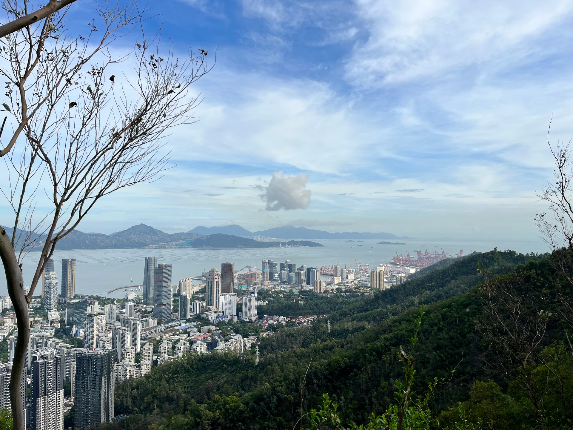 6月，从大南山上向南望，可以看到南山区，青山发电厂和香港机场