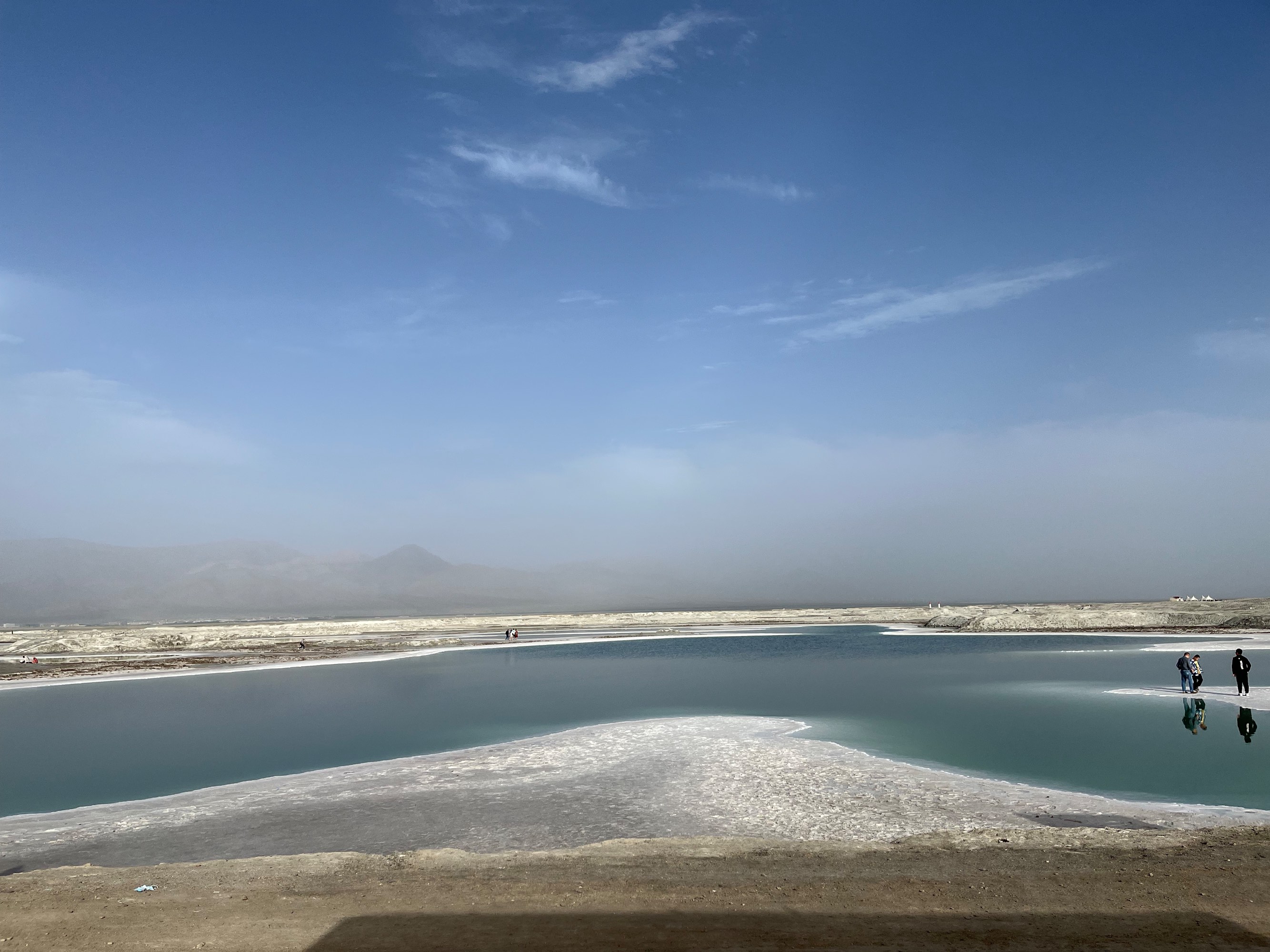 翡翠湖，这边的湖水较深，盐相比茶卡的较少一些，旁边的路基还是以土质为主