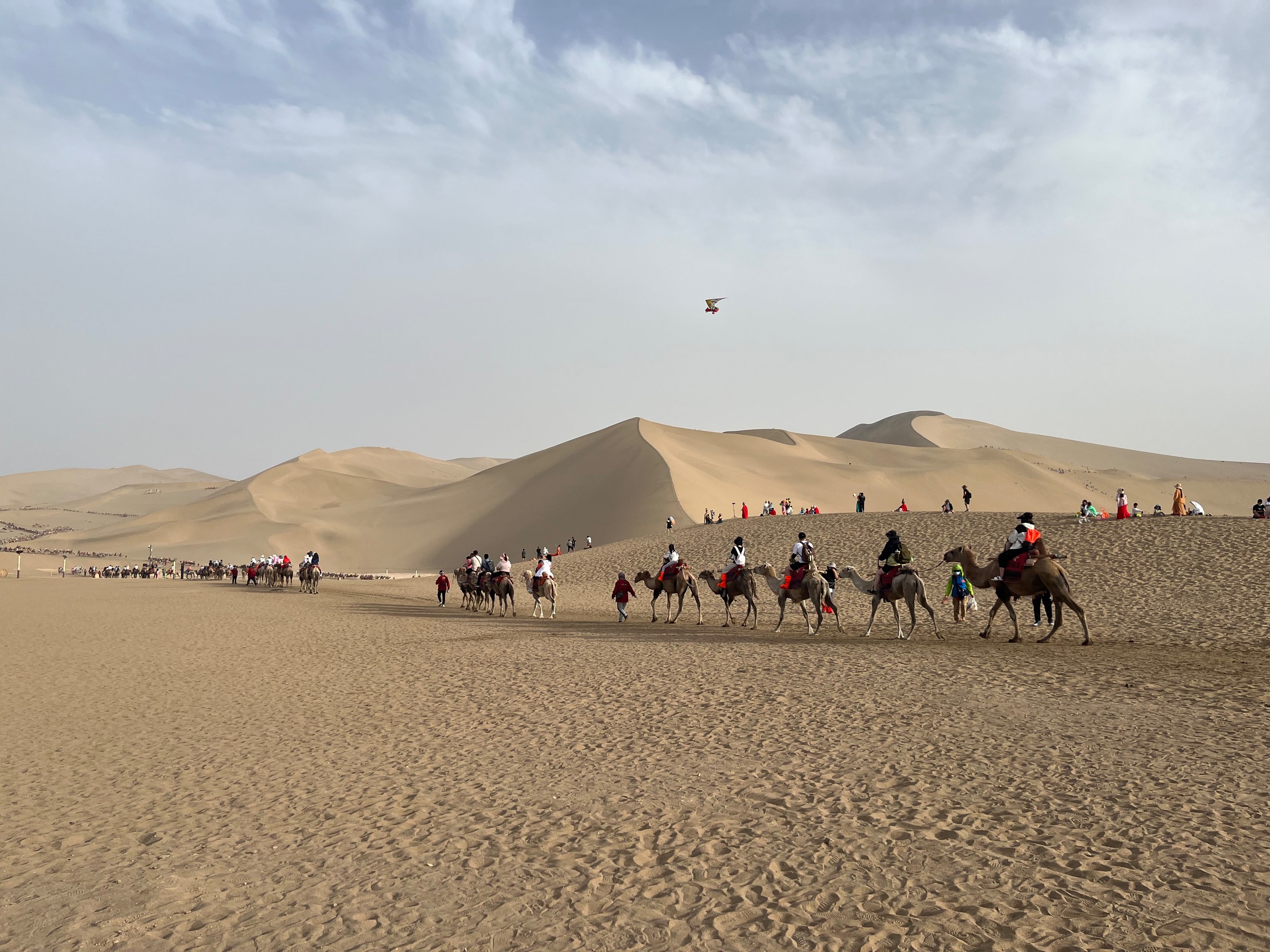 鸣沙山和景区内的一些付费项目：骆驼，动力滑翔伞，越野车和直升机
