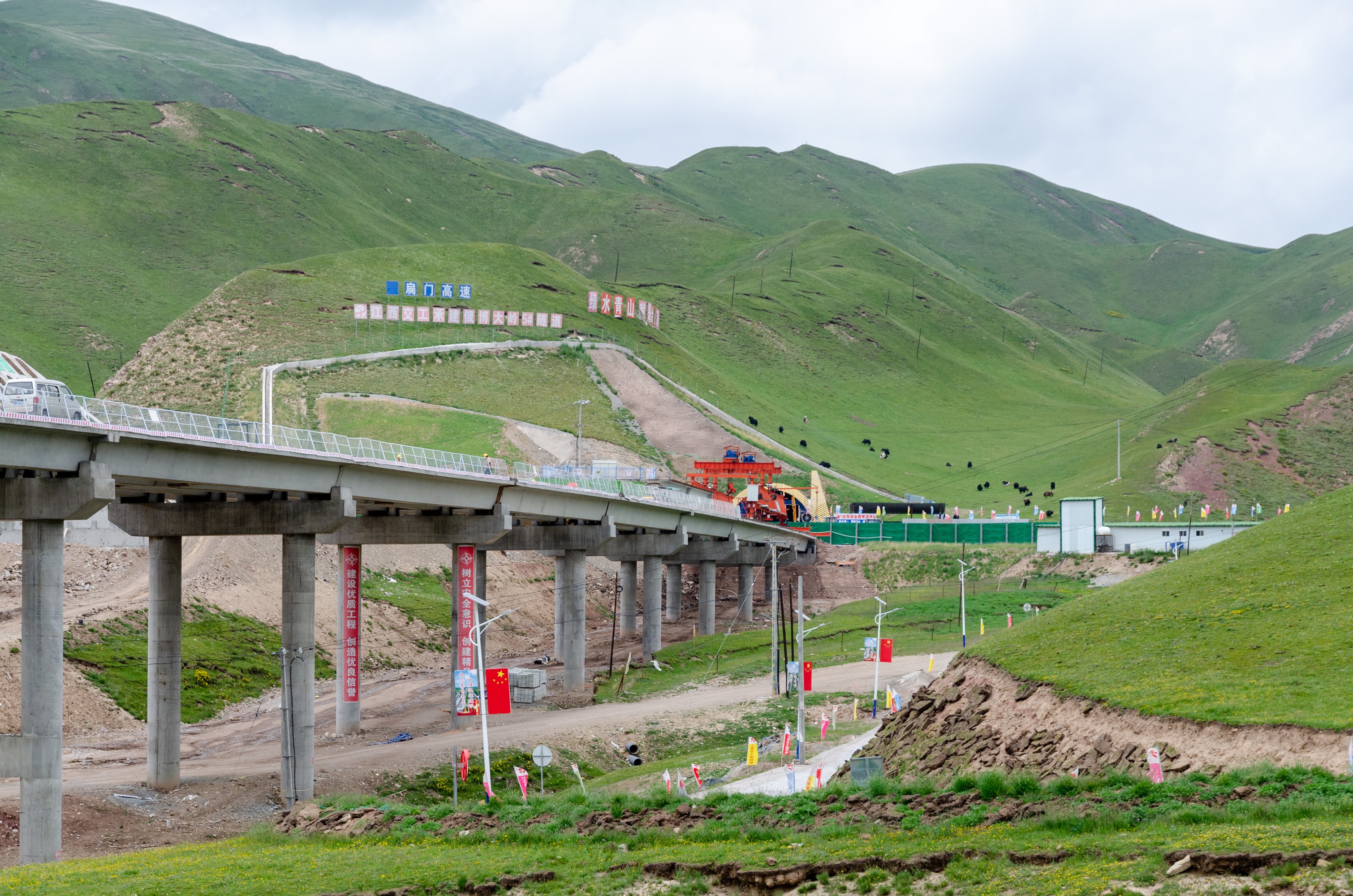 Bianmen Expressway under construction