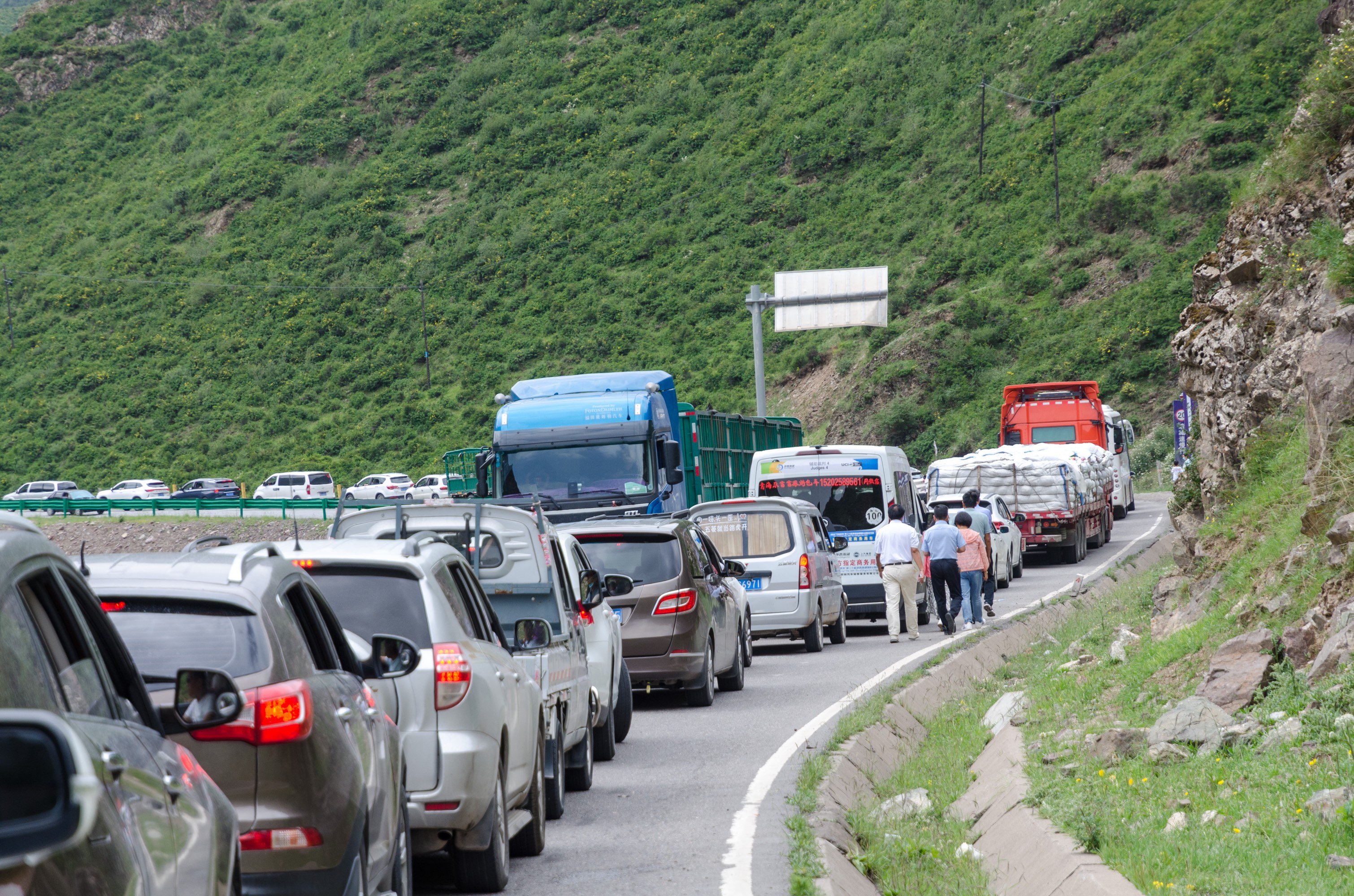 Traffic jam caused by nucleic acid testing and health code checks