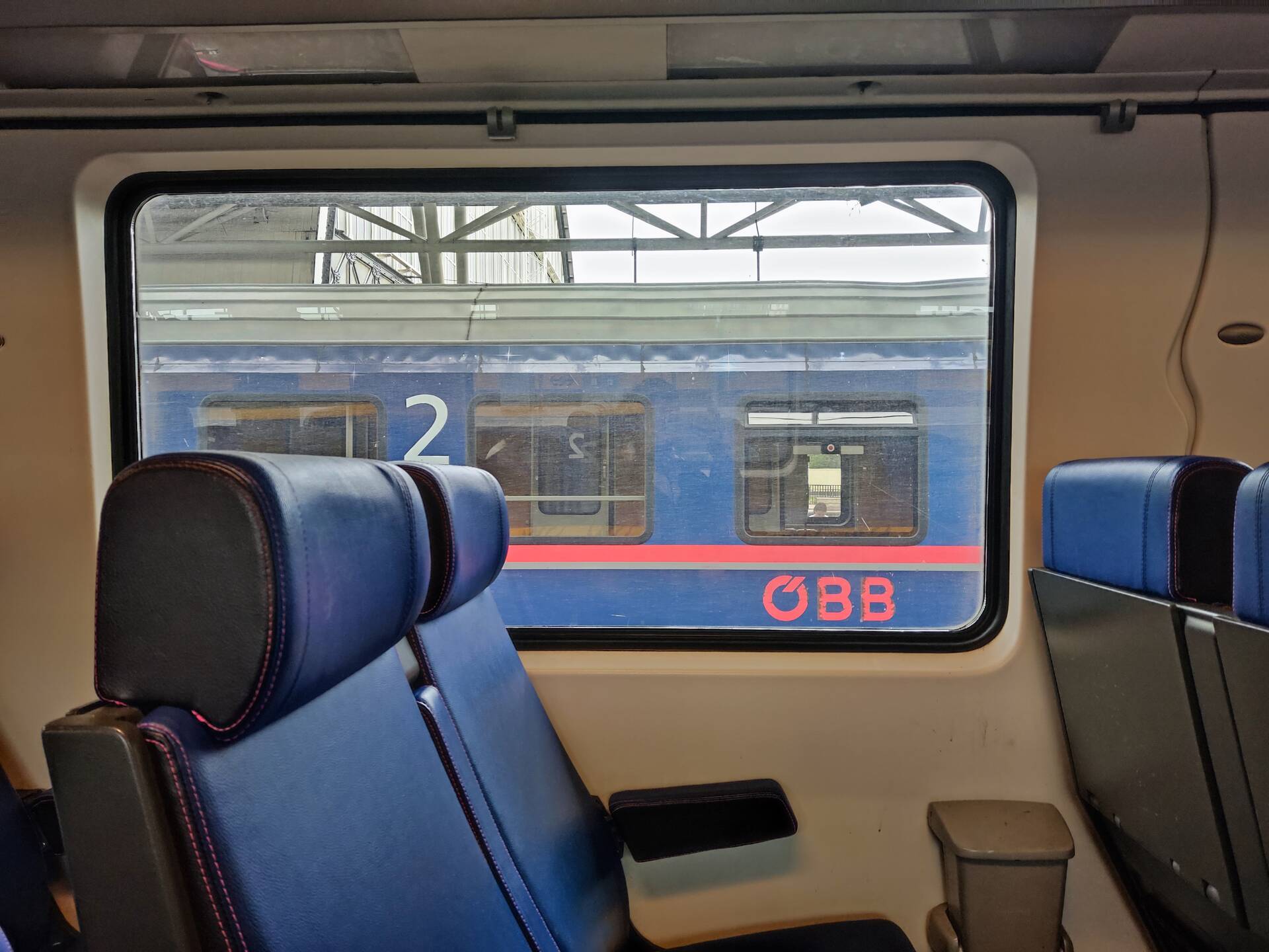 NS二等座内景，远处是奥地利国铁OBB的二等座车