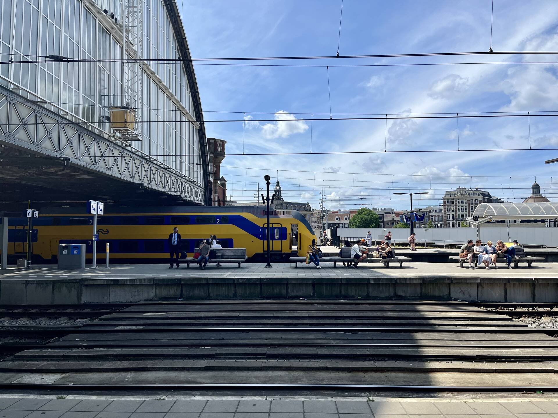 Amsterdam Central站，荷铁的车和内地一样都是统一涂装