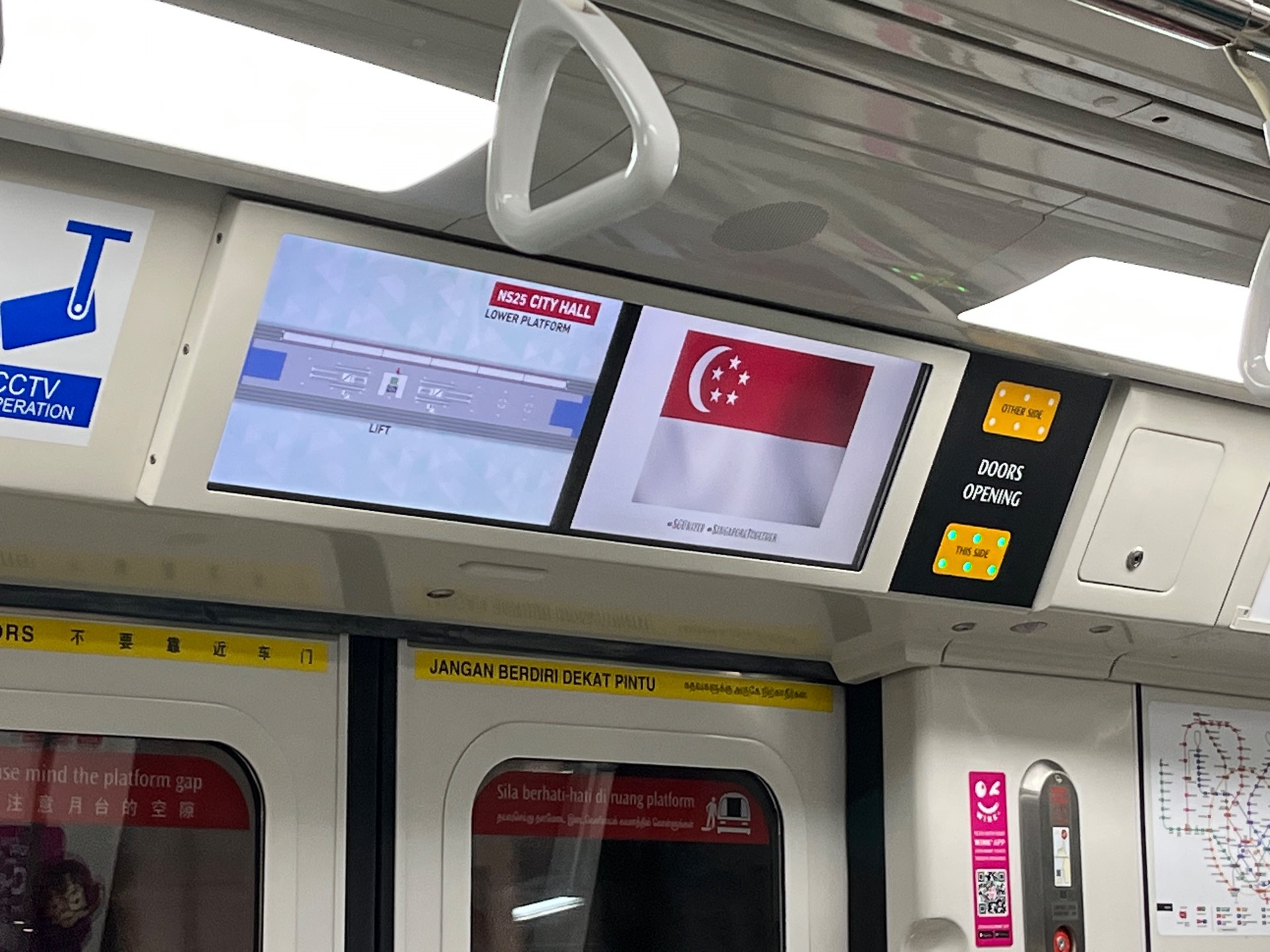 在晚间新加坡地铁没有广告可播的时候，列车PIDS的广告屏幕会换成新加坡国旗🇸🇬