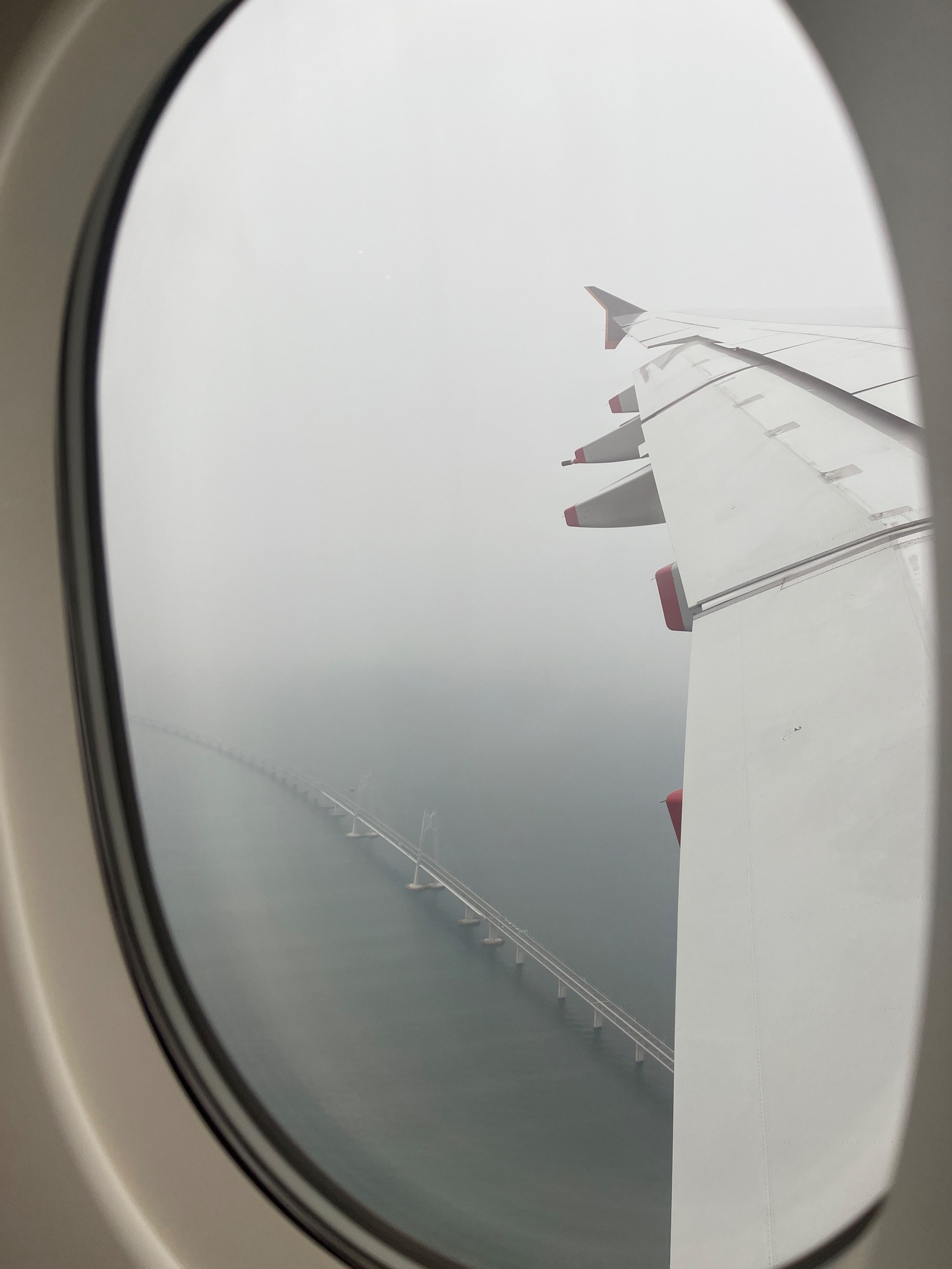 降落时拍到的港珠澳大桥，可惜香港当日的能见度并不是太好