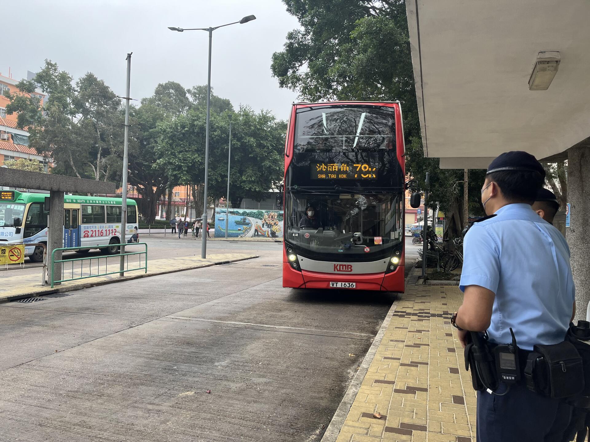沙头角巴士站的九龙巴士78K，对于巴士，警察会在下车时检查乘客的禁区通行证