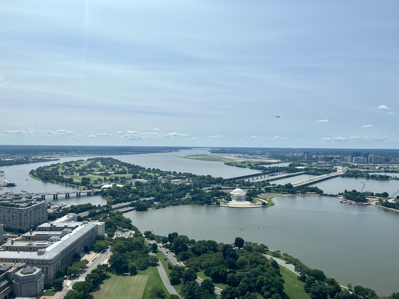 南侧，可以看到Tidal Basin，还能看到DCA机场起飞的飞机