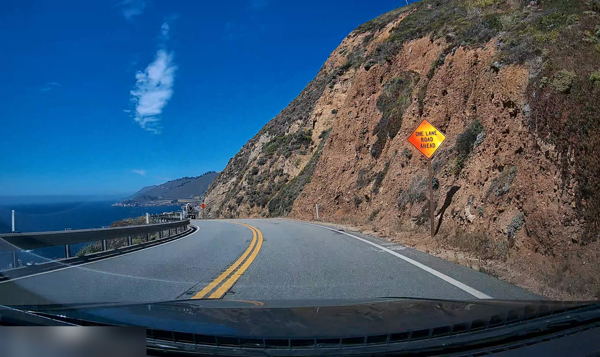 沿着海边的公路