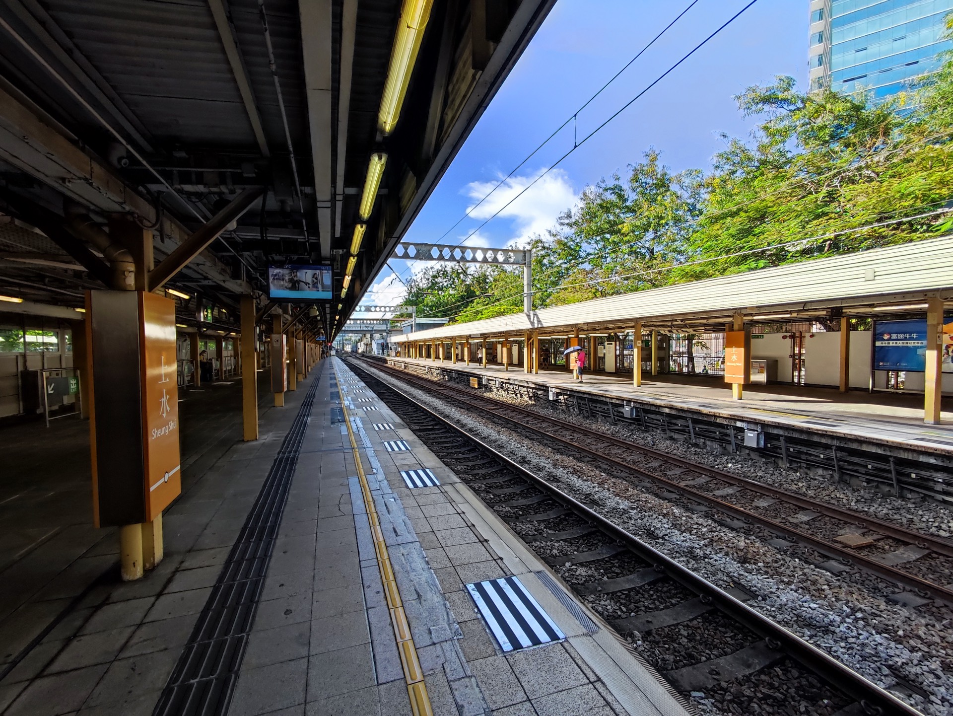 Sheung Shui Station, due to the border closure, it has become the north-bound terminus of the East Rail Line, and the platform is empty